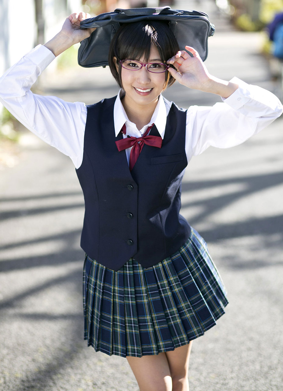 女子高生の半脱ぎパンティ 湊莉久 ショートカット美少女JK半脱ぎ画像 - 制服少女×パンティ