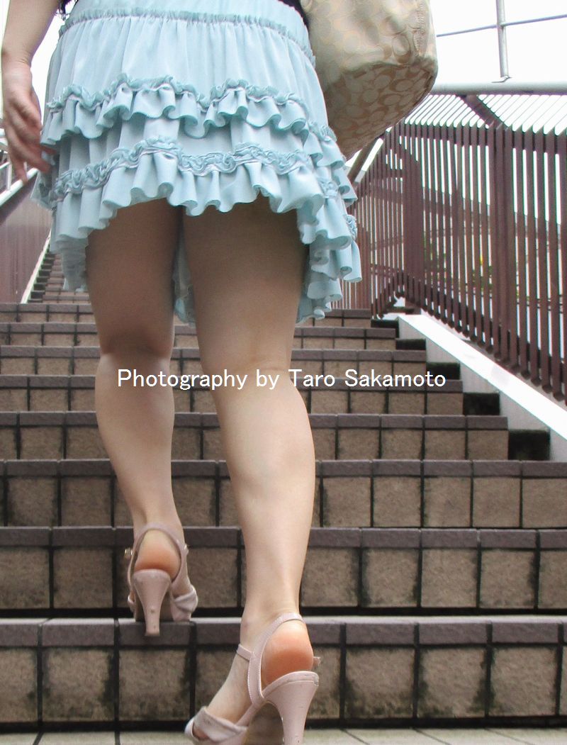 階段 スカート 熟女 写真