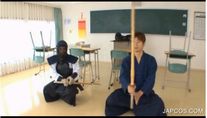 教室で剣道の練習はしちゃダメ
